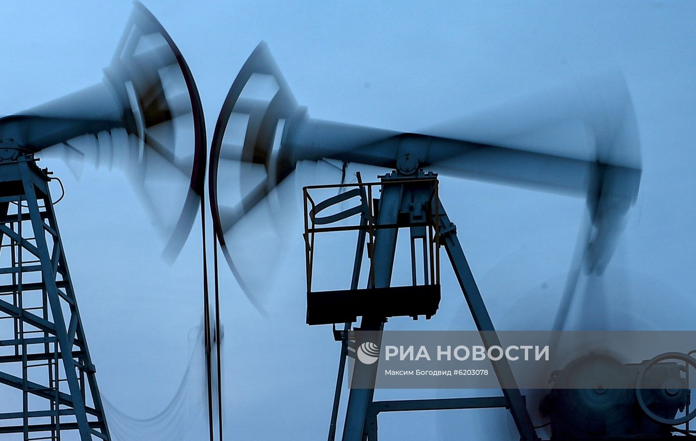 Работа нефтяных станков - качалок Работа нефтяных станков - качалок