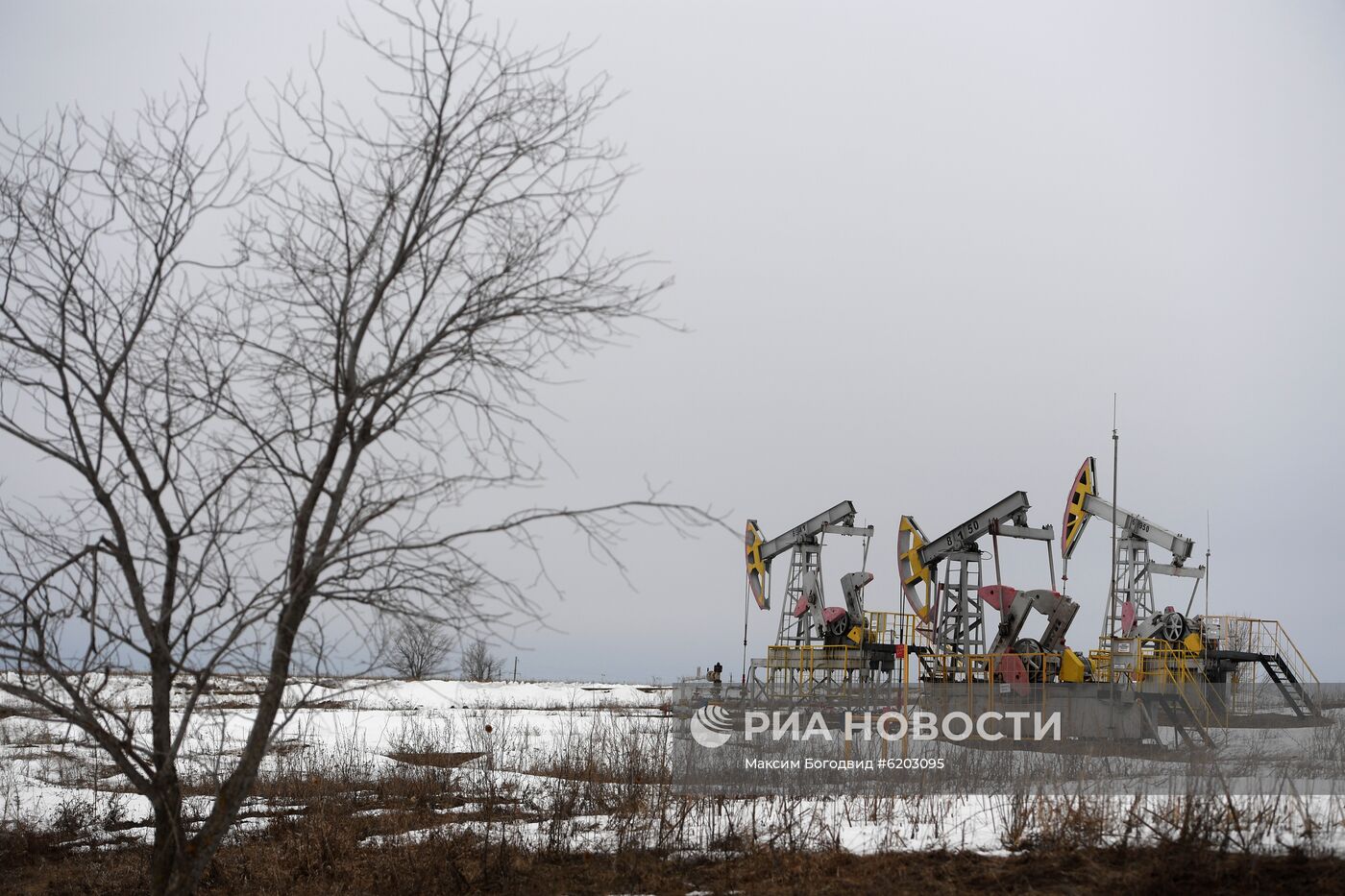 Работа нефтяных станков - качалок