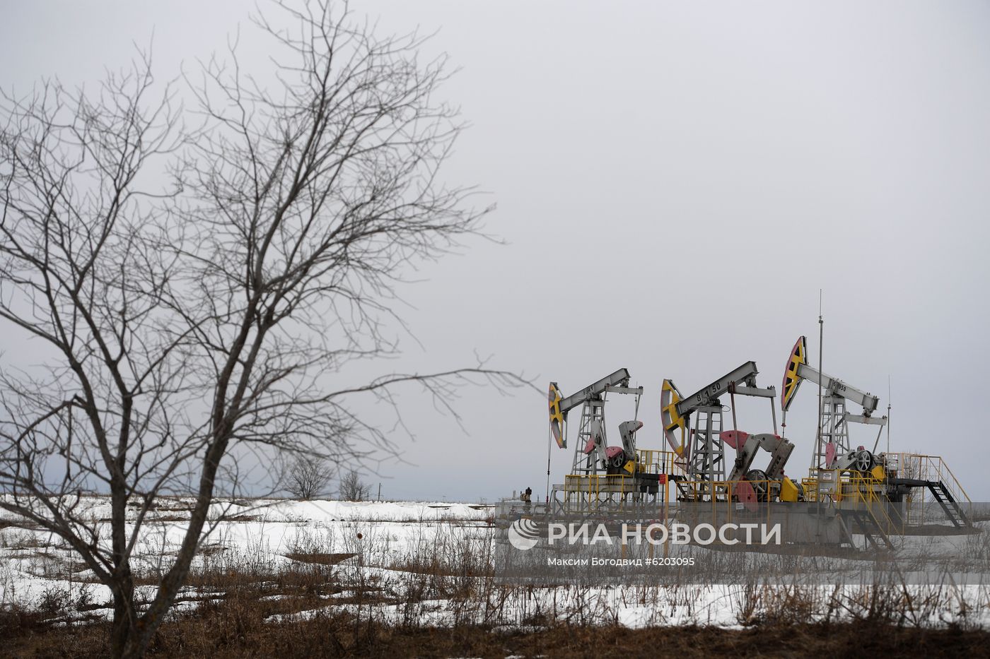 Работа нефтяных станков - качалок