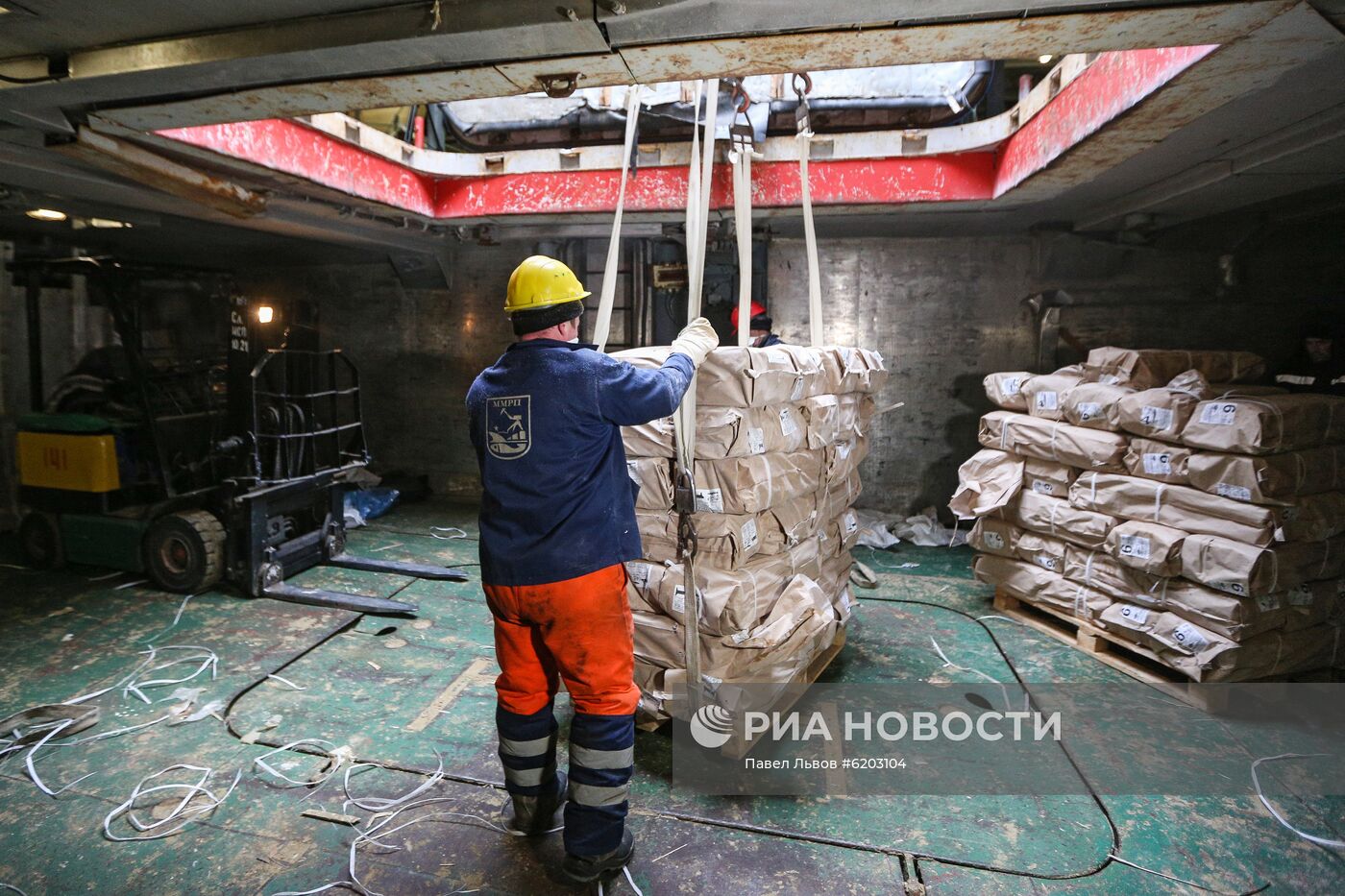 Выгрузка рыбы в Мурманском морском торговом порту