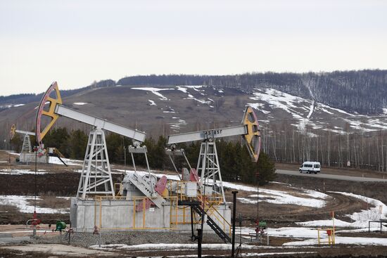 Работа нефтяных станков - качалок