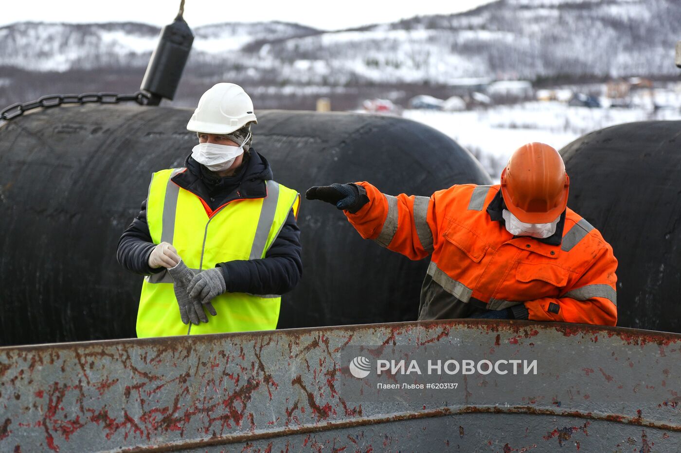 Выгрузка рыбы в Мурманском морском торговом порту