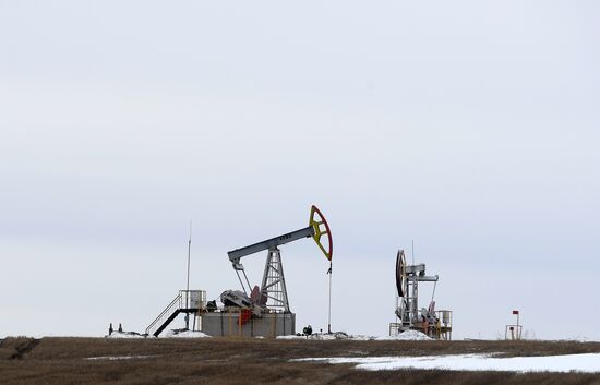 Работа нефтяных станков - качалок