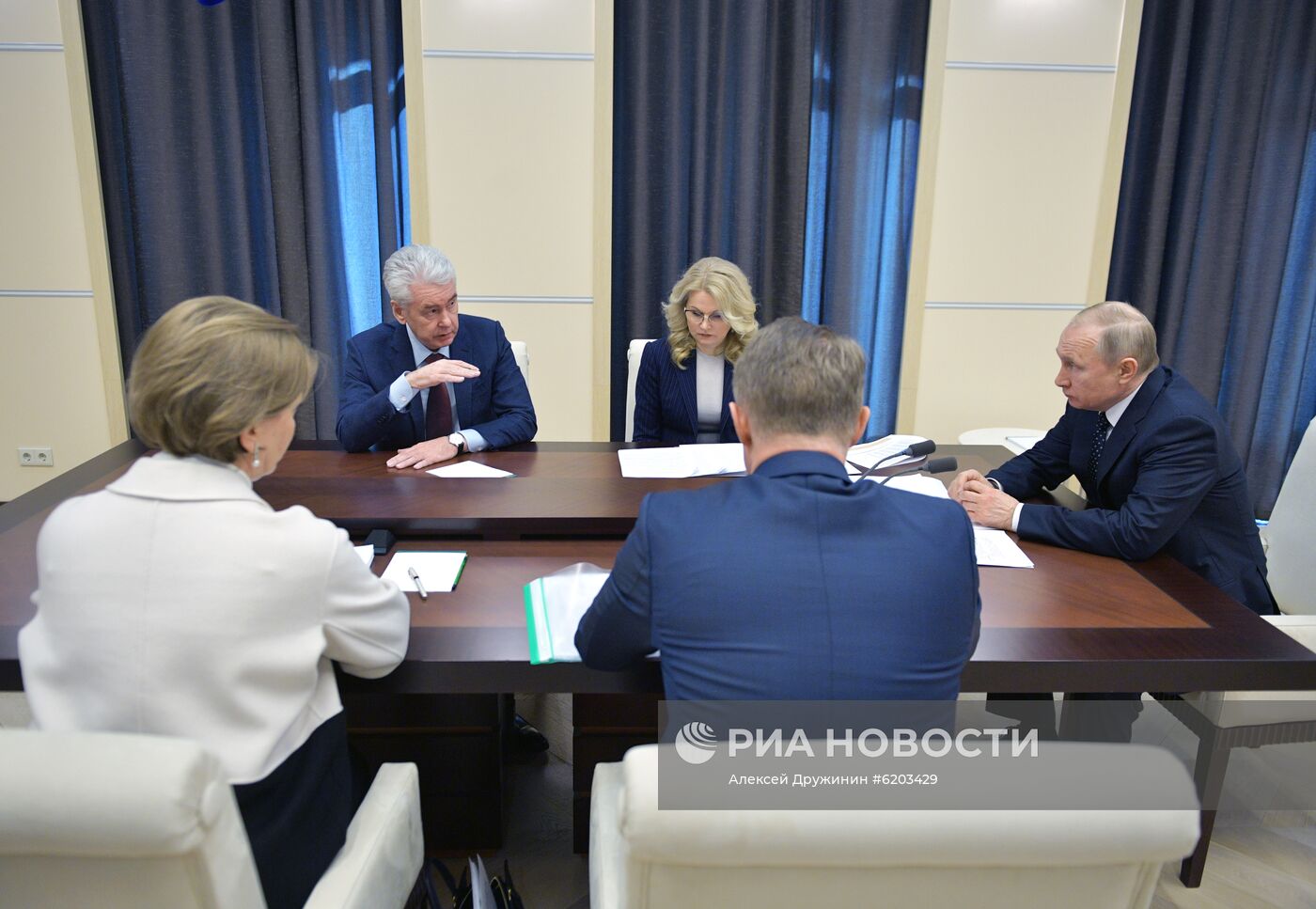 Президент РФ В. Путин провел совещание в Ново-Огарево