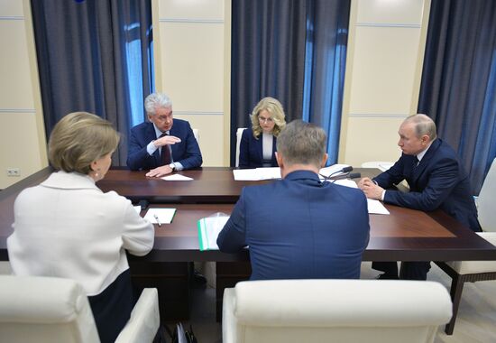 Президент РФ В. Путин провел совещание в Ново-Огарево