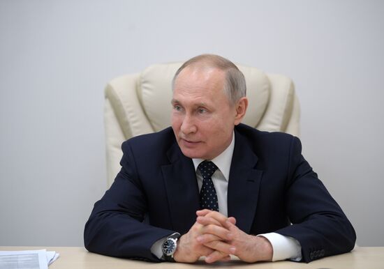 Президент РФ В. Путин посетил больницу в Коммунарке