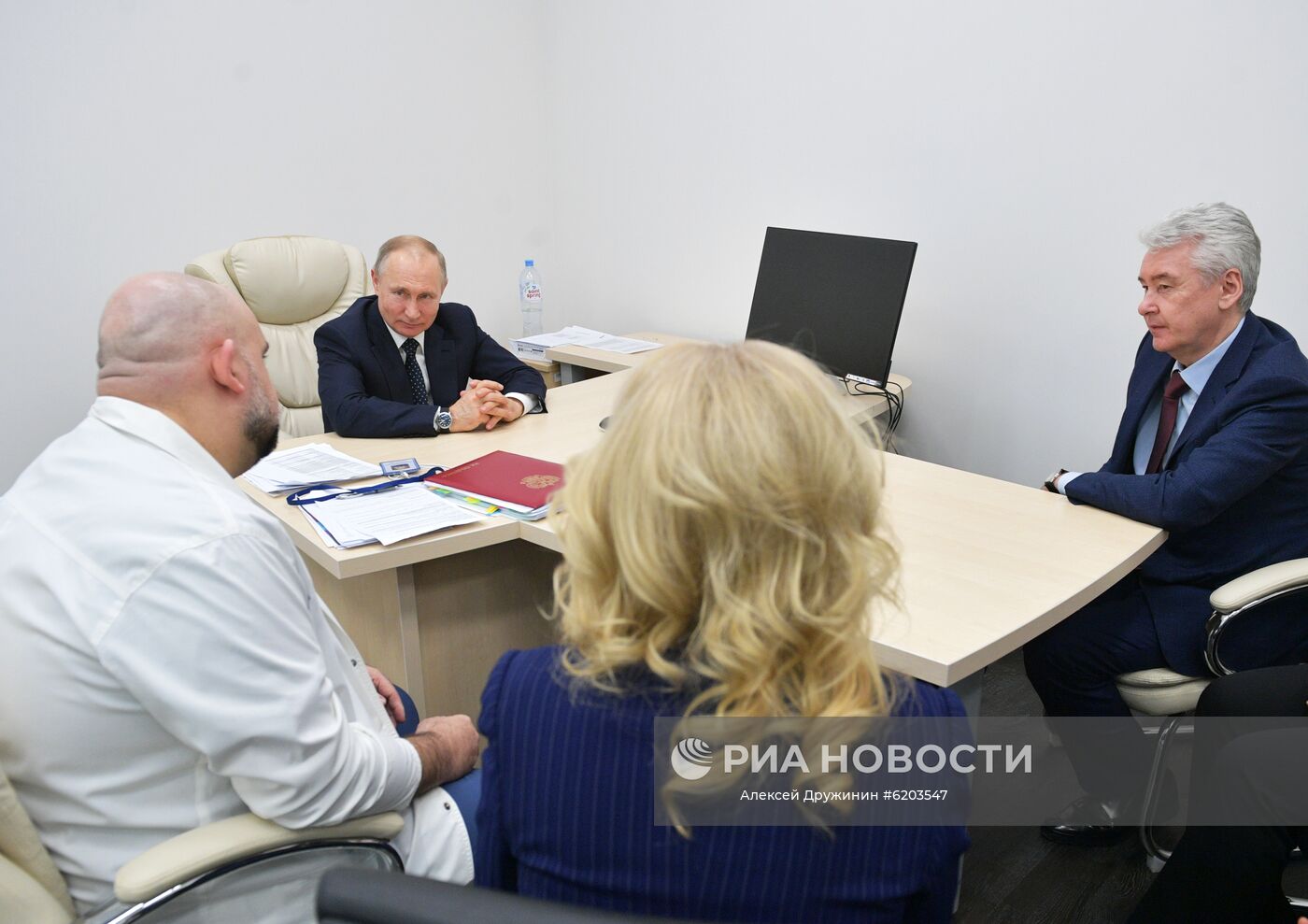 24 марта 2020. Президент РФ Владимир Путин во время посещения больницы, предназначенной для пациентов с подозрением на коронавирус, в московском посёлке Коммунарка. Слева - главный врач ГБУЗ "Городская клиническая больница No 40 ДЗМ" Денис Проценко. Справа - мэр Москвы Сергей Собянин. Место: Россия, Москва. Автор: Алексей Дружинин/РИА Новости. Президент РФ В. Путин посетил больницу в Коммунарке