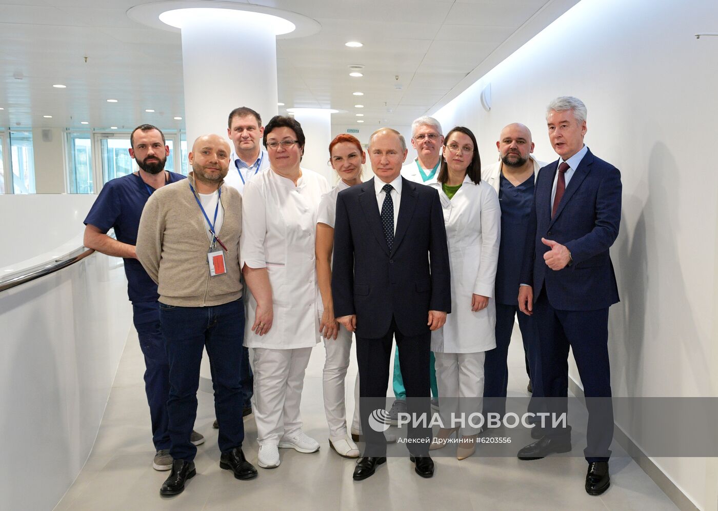Президент РФ В. Путин посетил больницу в Коммунарке
