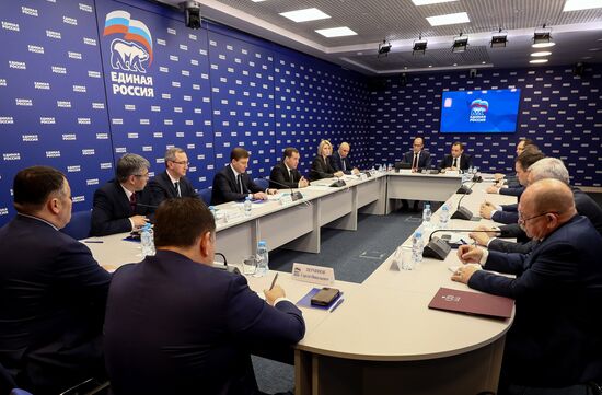  Председатель "Единой России" Д. Медведев встретился с кандидатами на посты секретарей региональных отделений партии 