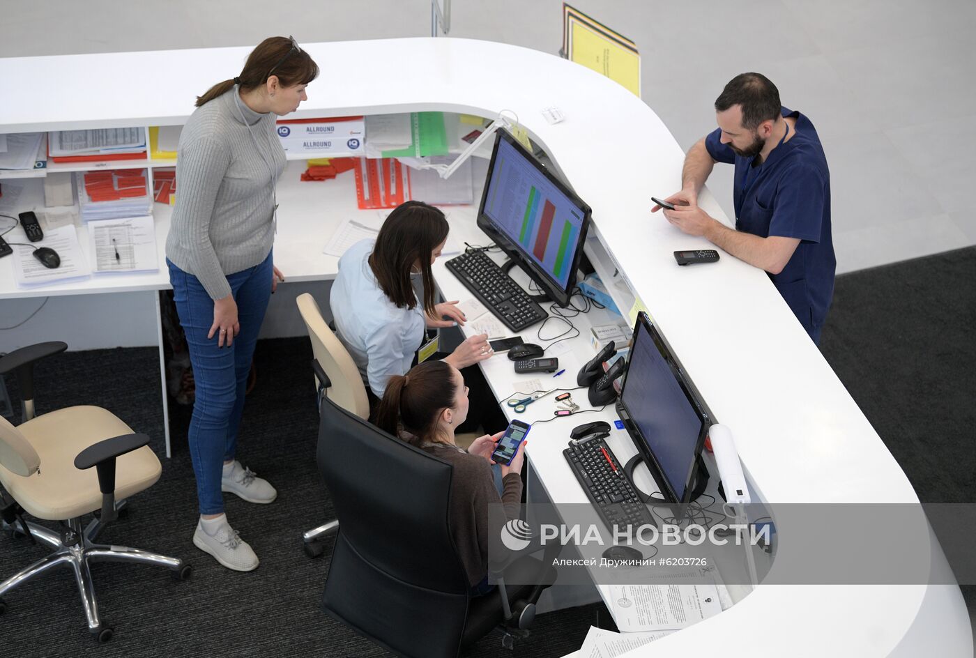 24 марта 2020. Ресепшен в новой инфекционной больнице для пациентов с подозрением на коронавирус в поселке Коммунарка Новой Москвы. Место: Россия, Москва. Автор: Алексей Дружинин/РИА Новости. Президент РФ В. Путин посетил больницу в Коммунарке