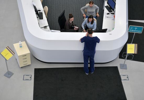 Президент РФ В. Путин посетил больницу в Коммунарке