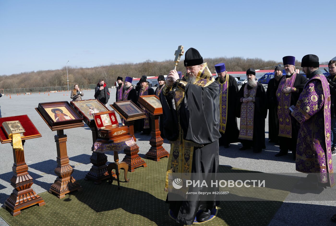 Представители Белгородской митрополии облетели территорию области для защиты от коронавируса