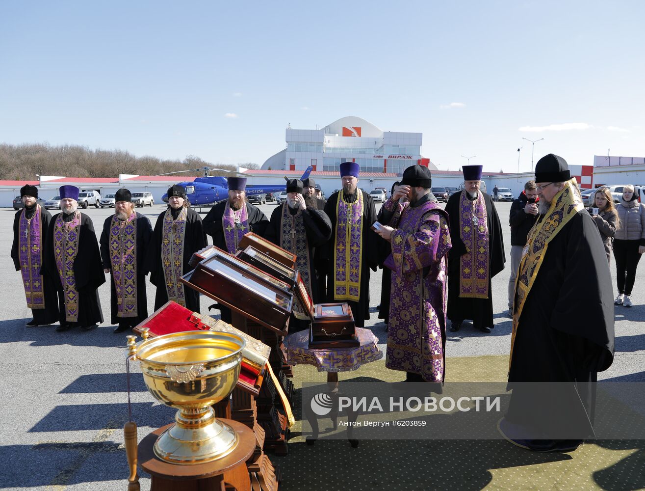 Представители Белгородской митрополии облетели территорию области для защиты от коронавируса