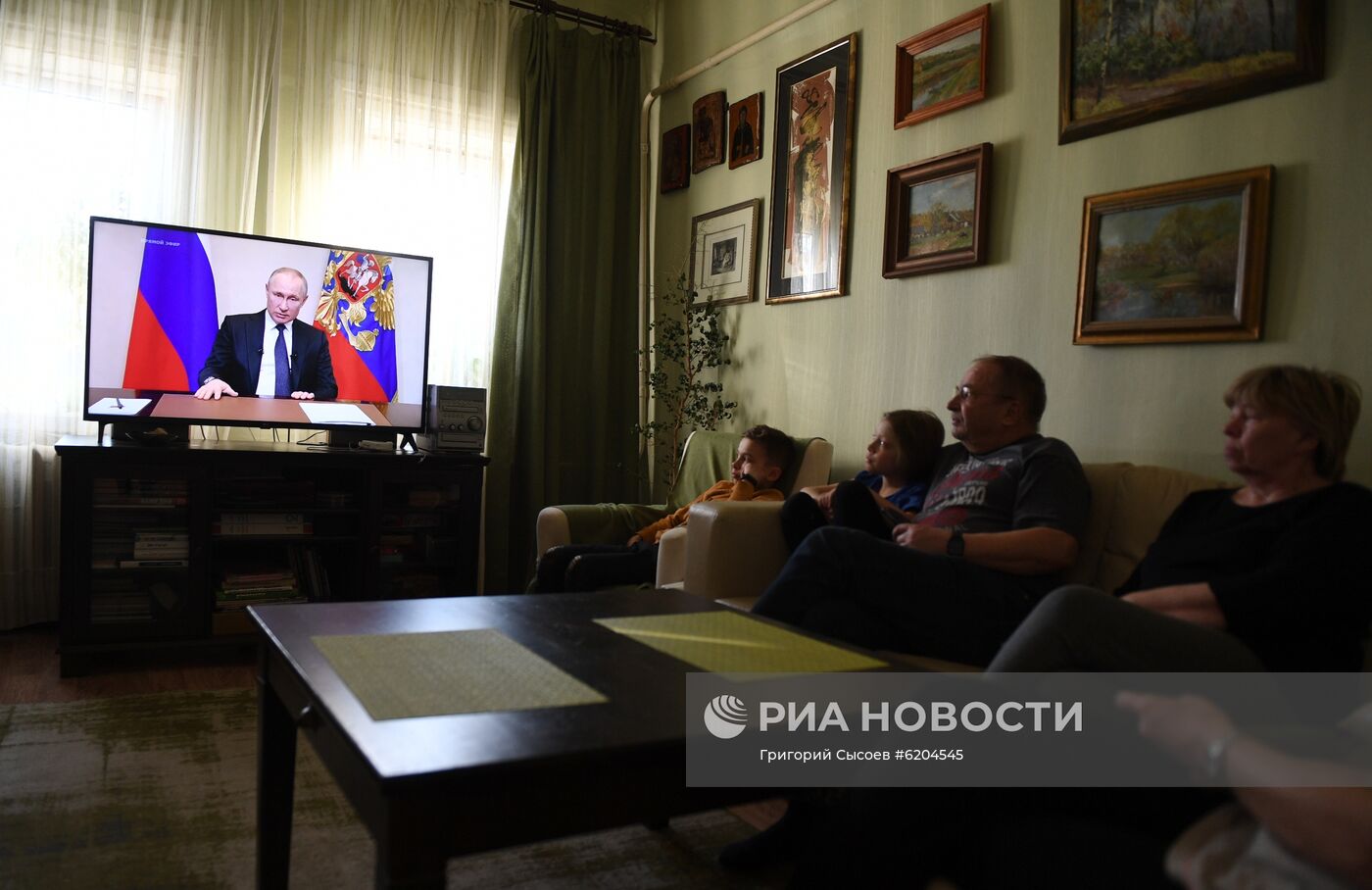 Трансляция обращения президента России В. Путина к гражданам из-за ситуации с коронавирусом