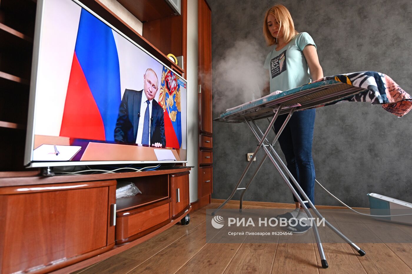 Трансляция обращения президента России В. Путина к гражданам из-за ситуации с коронавирусом