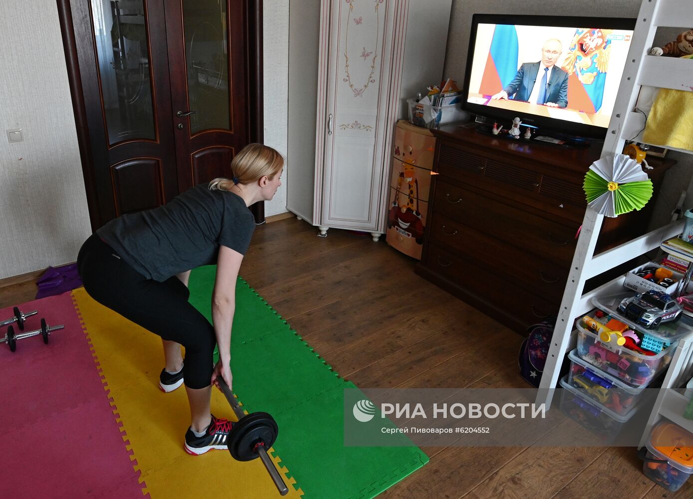 Трансляция обращения президента России В. Путина к гражданам из-за ситуации с коронавирусом