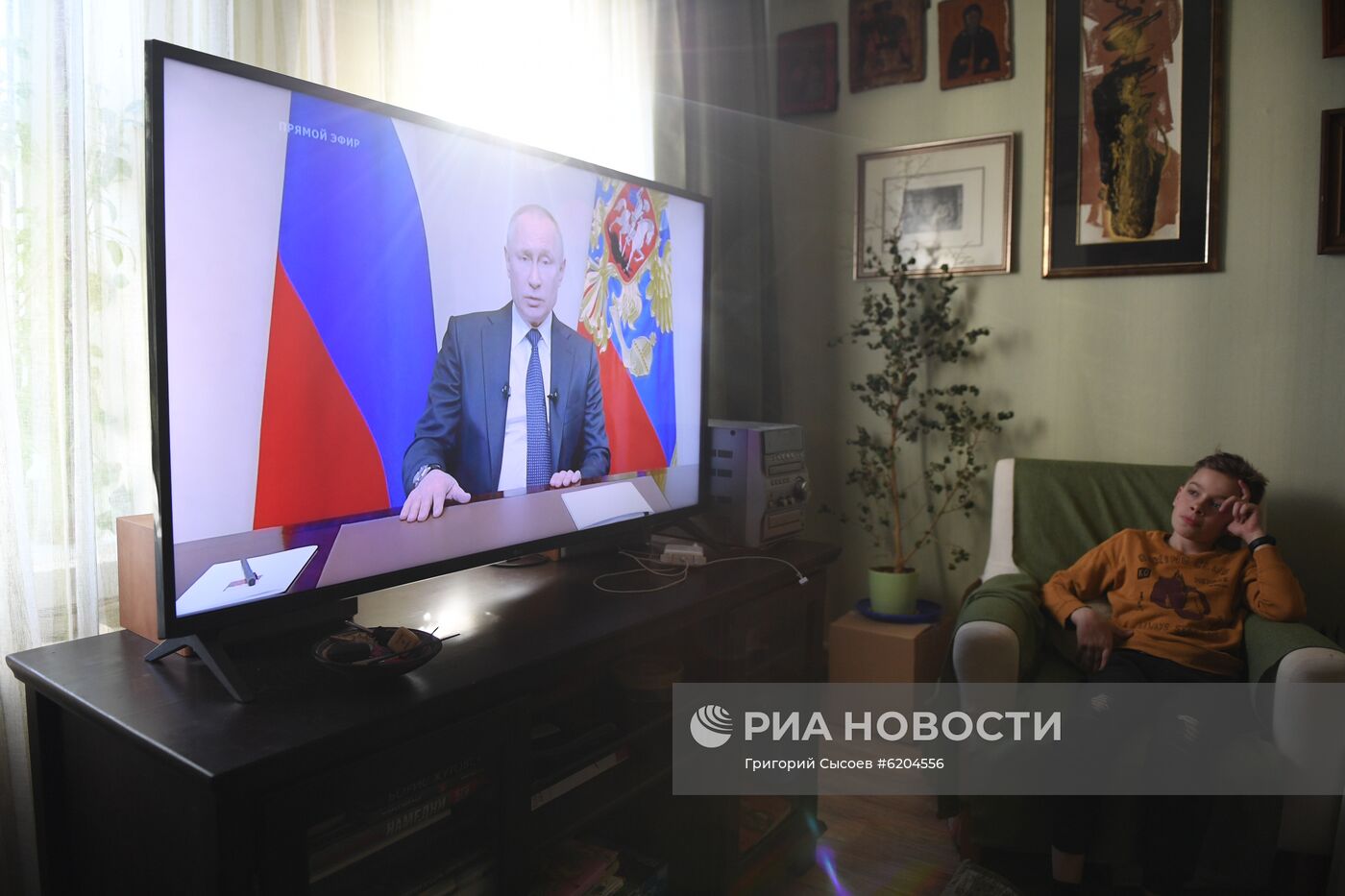 Трансляция обращения президента России В. Путина к гражданам из-за ситуации с коронавирусом