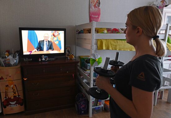 Трансляция обращения президента России В. Путина к гражданам из-за ситуации с коронавирусом