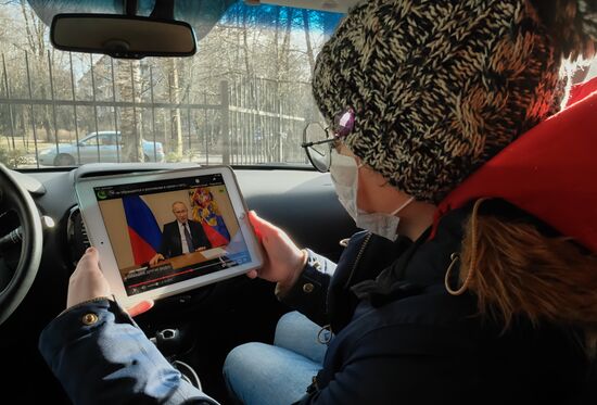 Трансляция обращения президента России В. Путина к гражданам из-за ситуации с коронавирусом