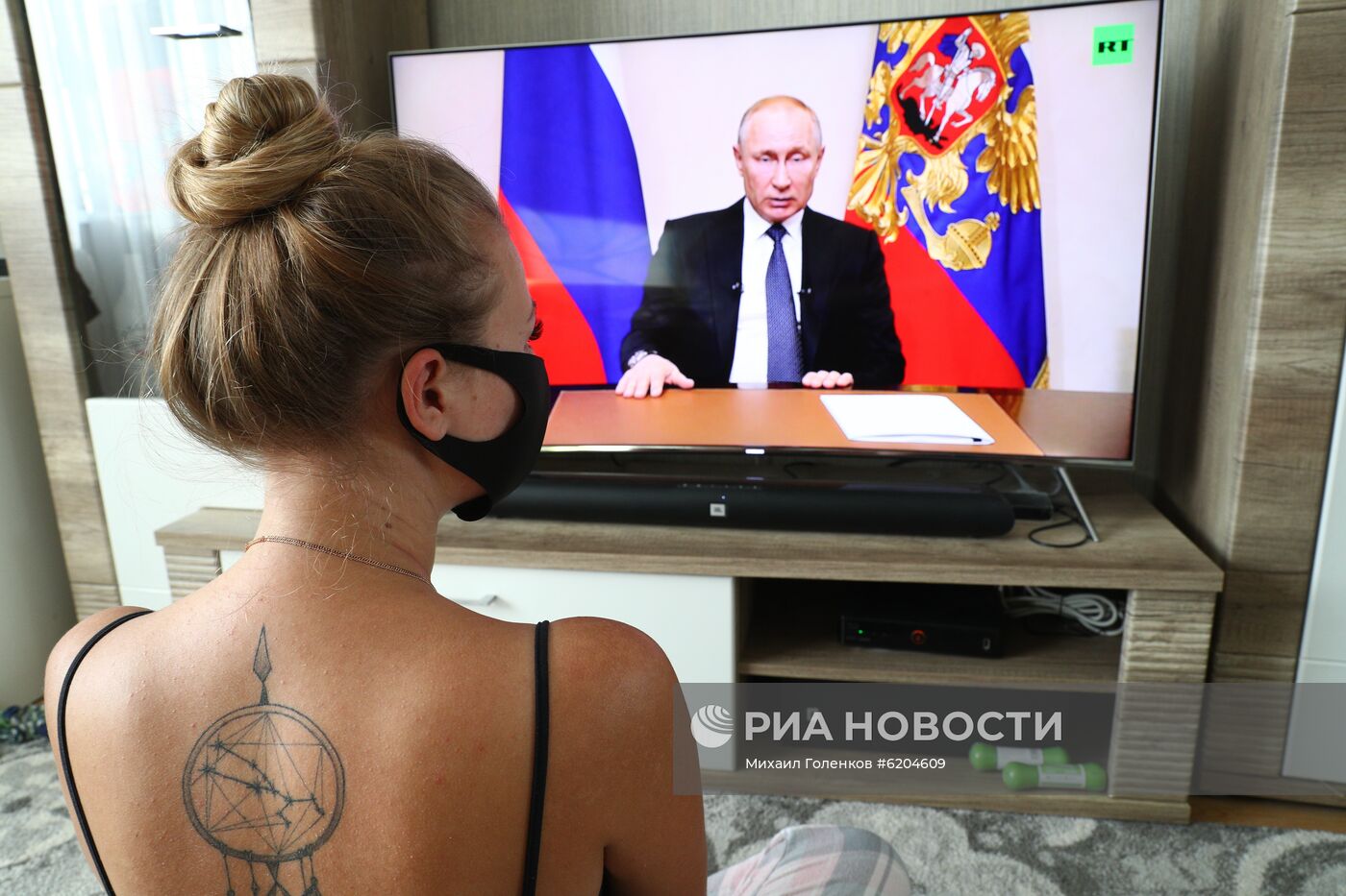 Трансляция обращения президента России В. Путина к гражданам из-за ситуации с коронавирусом