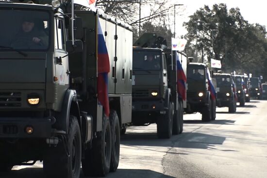 Колонна техники с российскими военными медиками во время марша в Бергамо