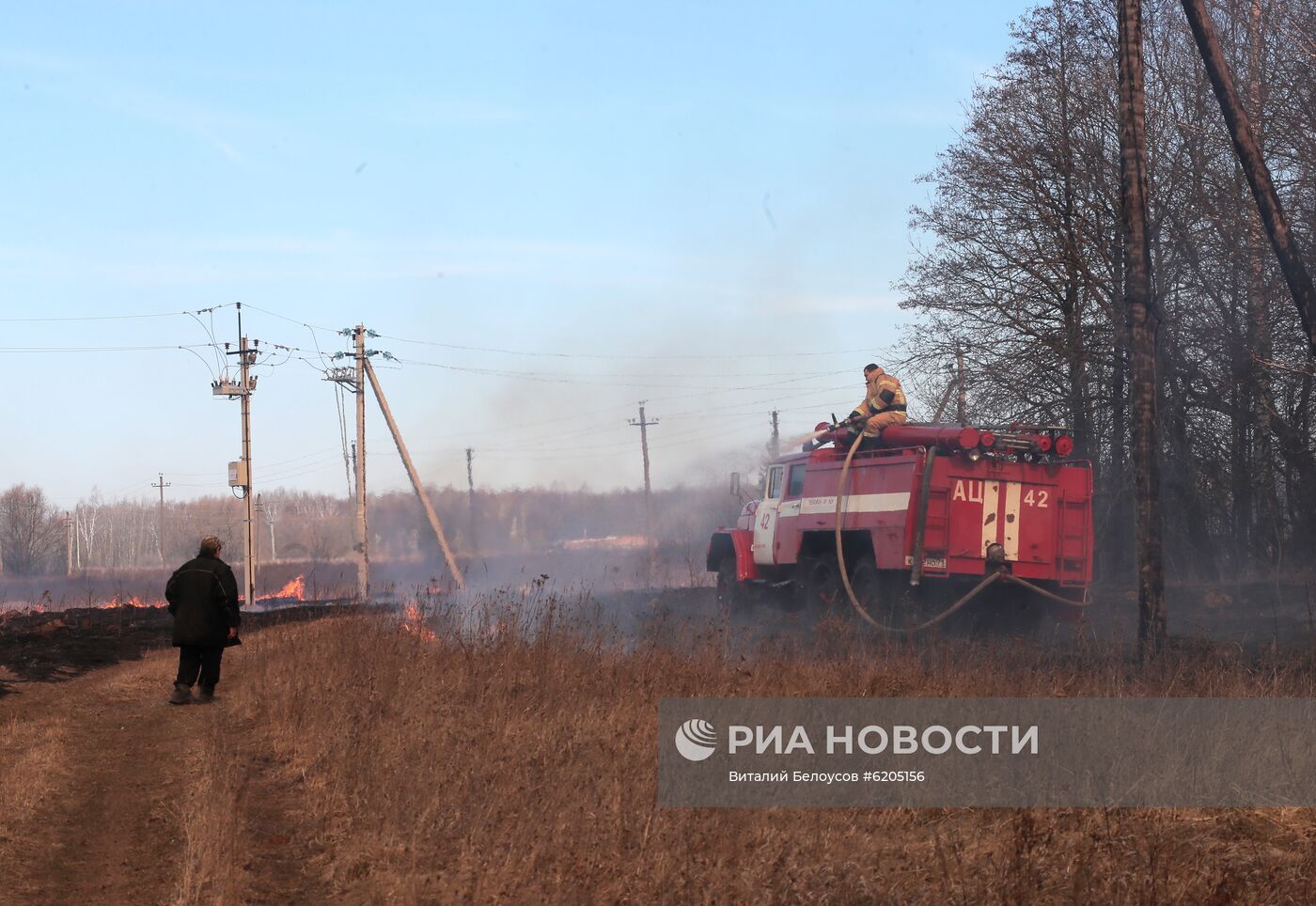 Сухая трава горит в Тульской области