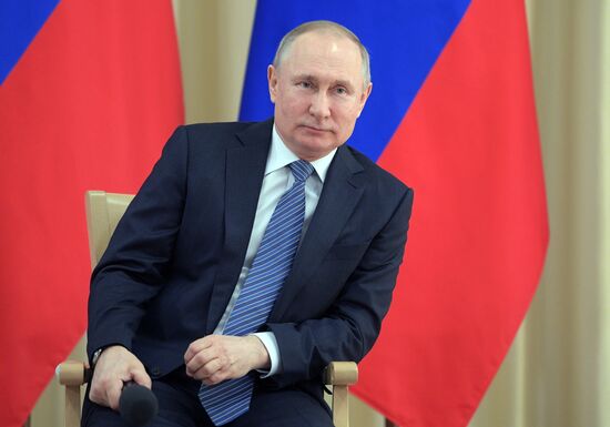 Президент РФ В. Путин провел встречу с представителями предпринимательского сообщества
