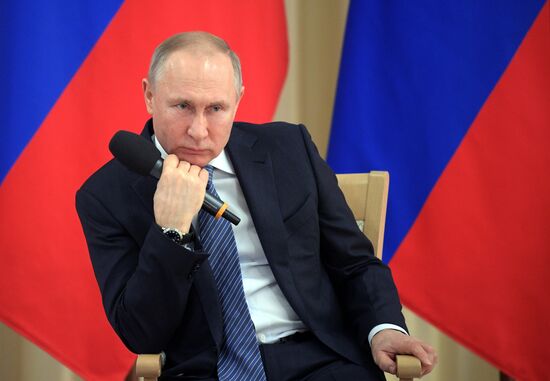 Президент РФ В. Путин провел встречу с представителями предпринимательского сообщества