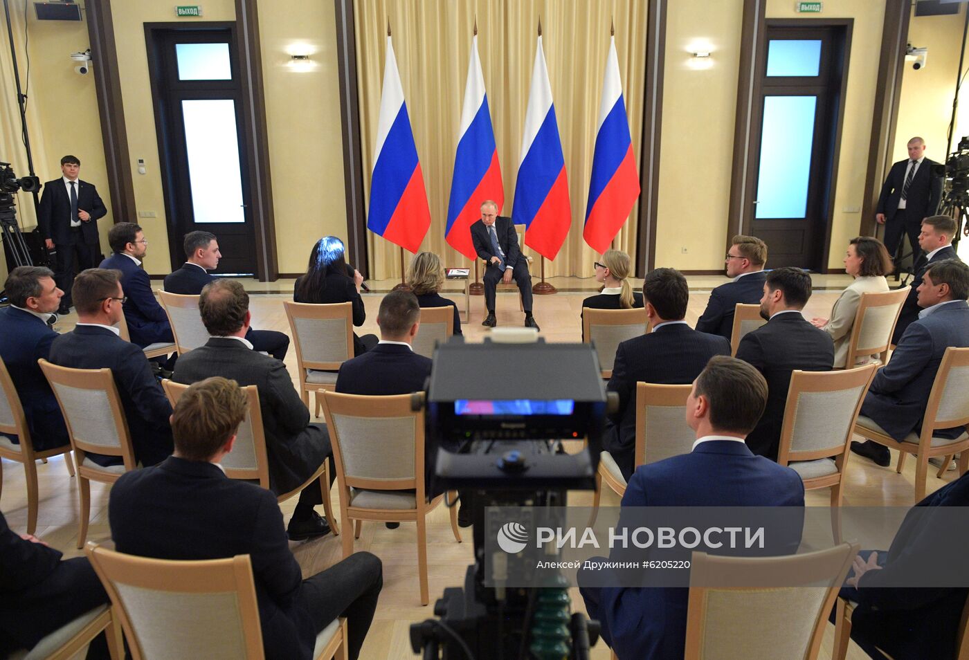 Президент РФ В. Путин провел встречу с представителями предпринимательского сообщества