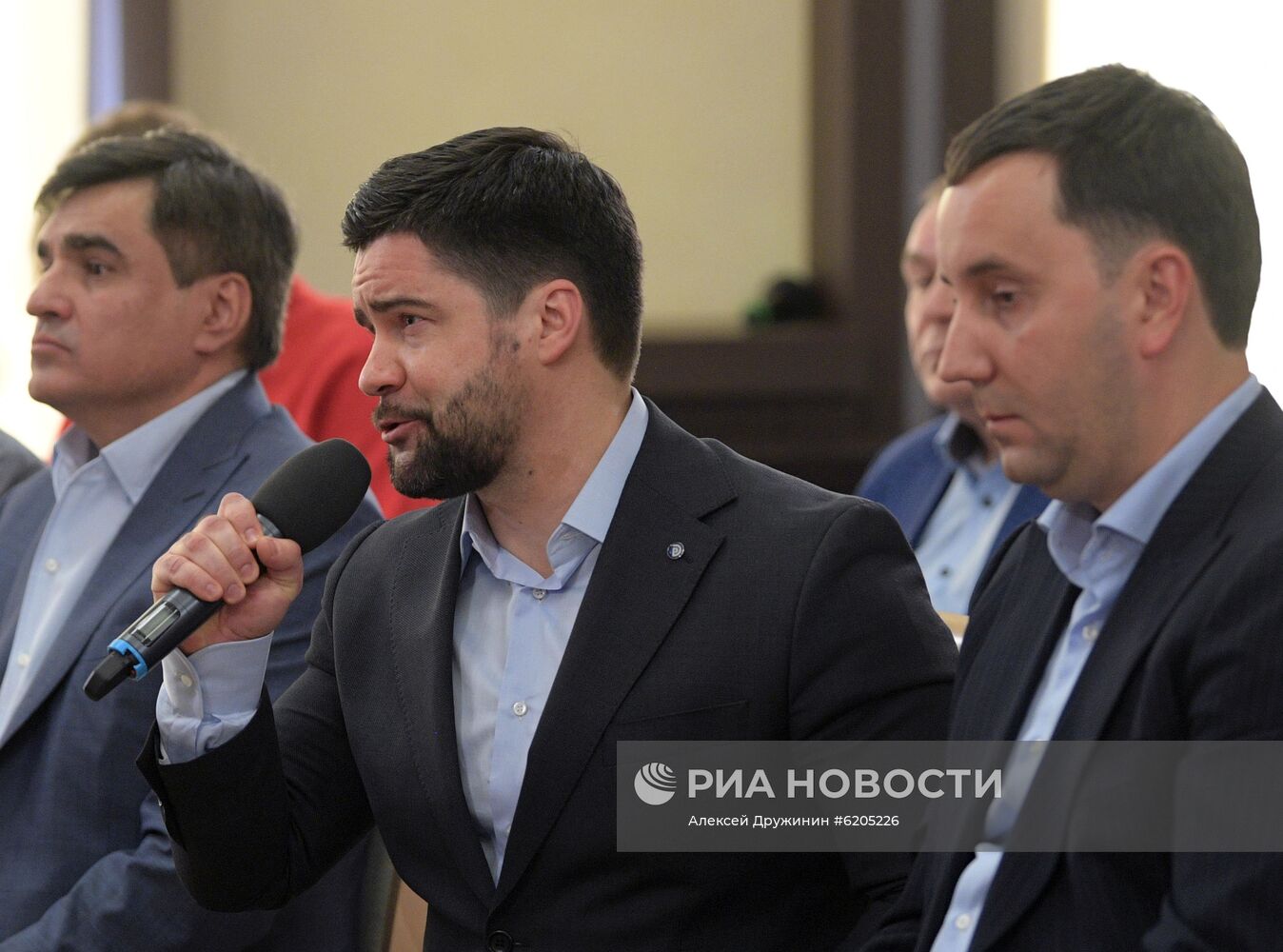 Президент РФ В. Путин провел встречу с представителями предпринимательского сообщества