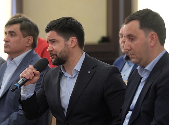 Президент РФ В. Путин провел встречу с представителями предпринимательского сообщества