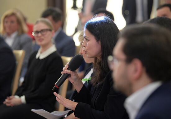 Президент РФ В. Путин провел встречу с представителями предпринимательского сообщества