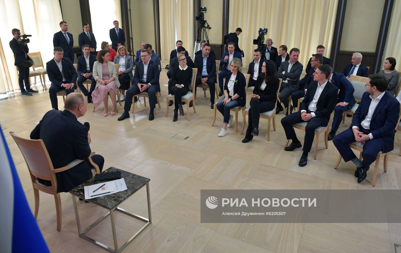 Президент РФ В. Путин провел встречу с представителями предпринимательского сообщества