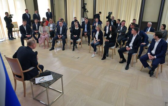 Президент РФ В. Путин провел встречу с представителями предпринимательского сообщества
