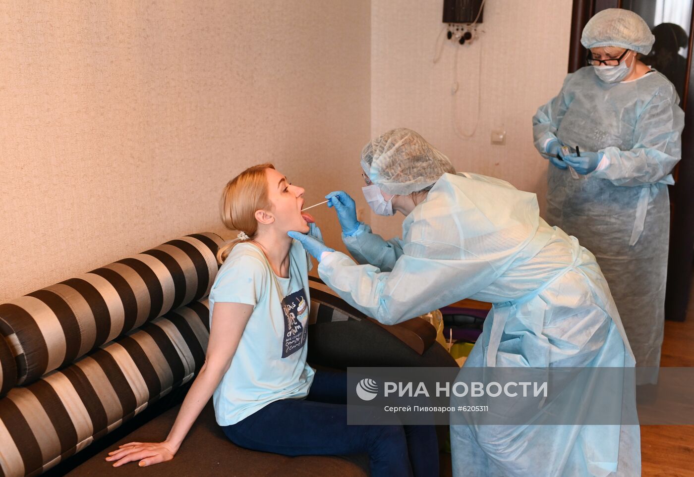 Экспресс-тест на наличие коронавирусной инфекции у жительницы Ростова-на-Дону