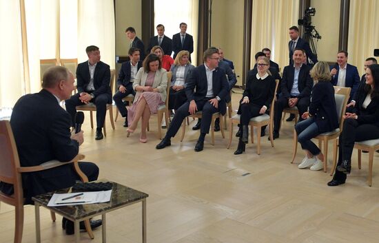 Президент РФ В. Путин провел встречу с представителями предпринимательского сообщества