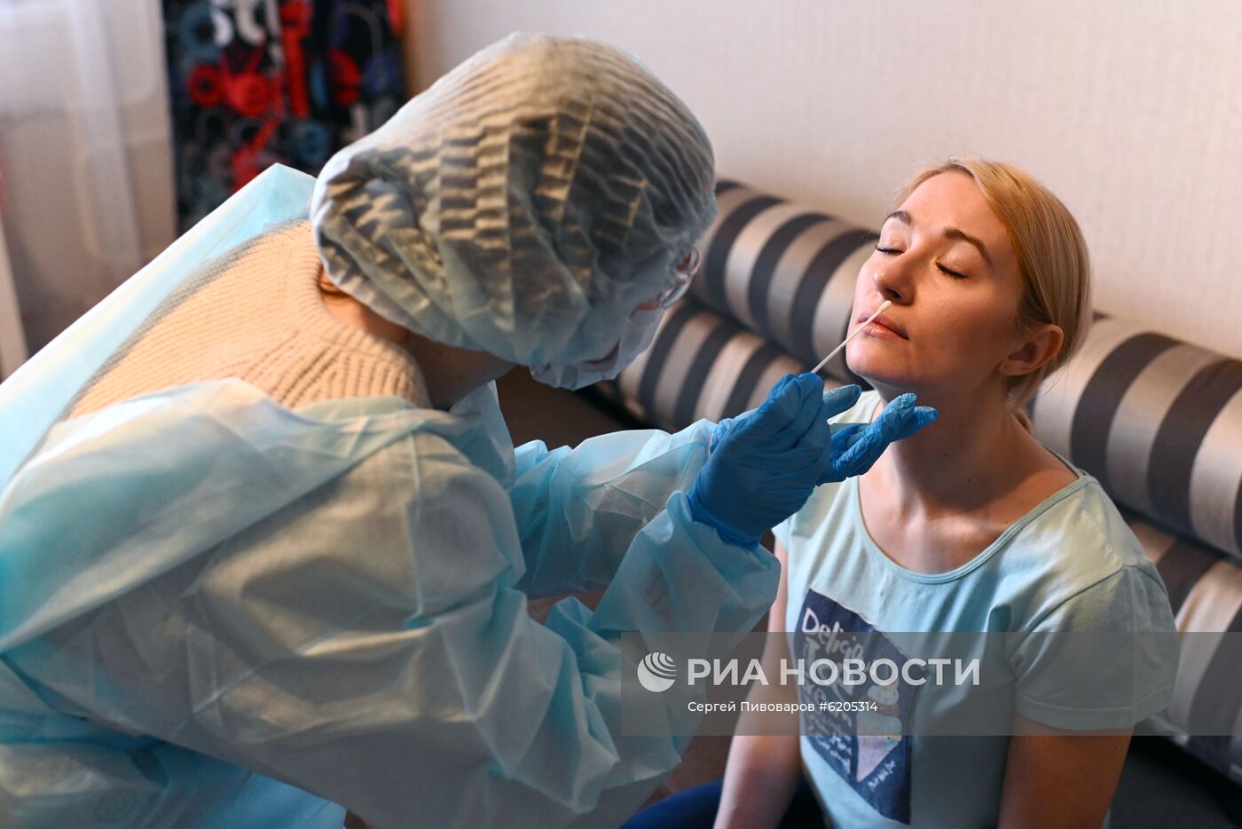 Экспресс-тест на наличие коронавирусной инфекции у жительницы Ростова-на-Дону