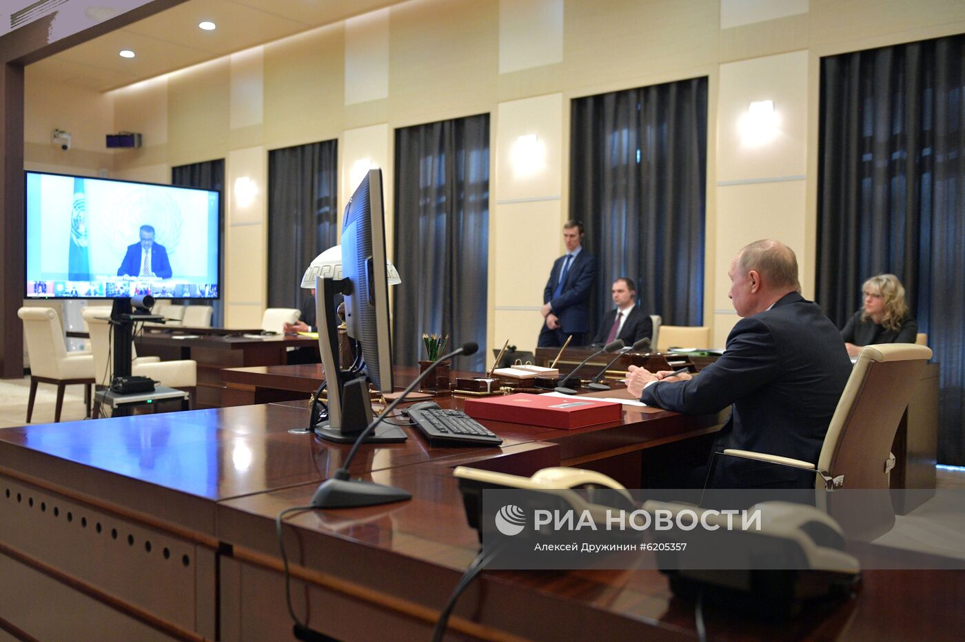 Президент РФ В. Путин принял участие в саммите лидеров "Большой двадцатки" по коронавирусу в режиме видеоконференции