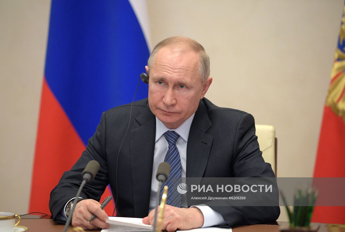 Президент РФ В. Путин принял участие в саммите лидеров "Большой двадцатки" по коронавирусу в режиме видеоконференции