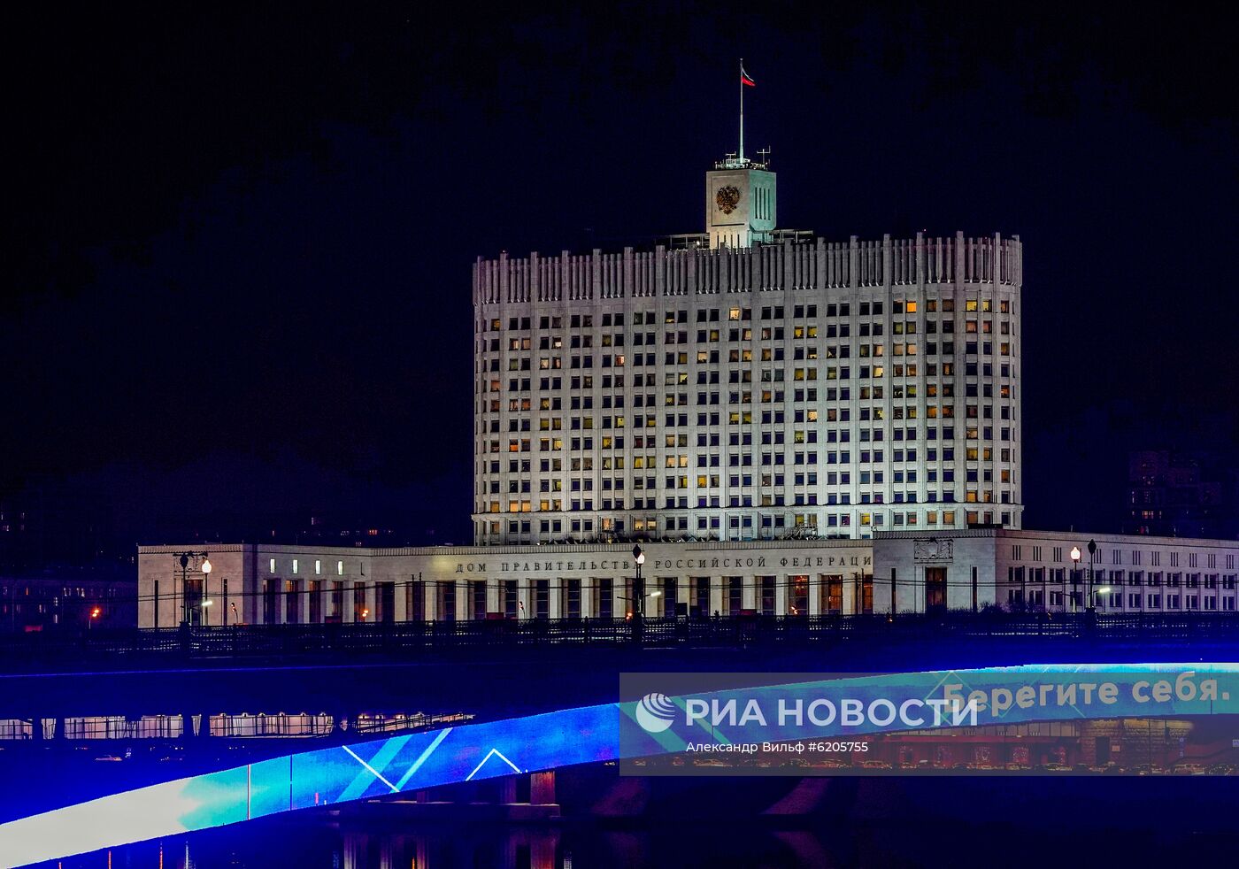 Социальная реклама с призывами к соблюдению мер по борьбе с коронавирусом