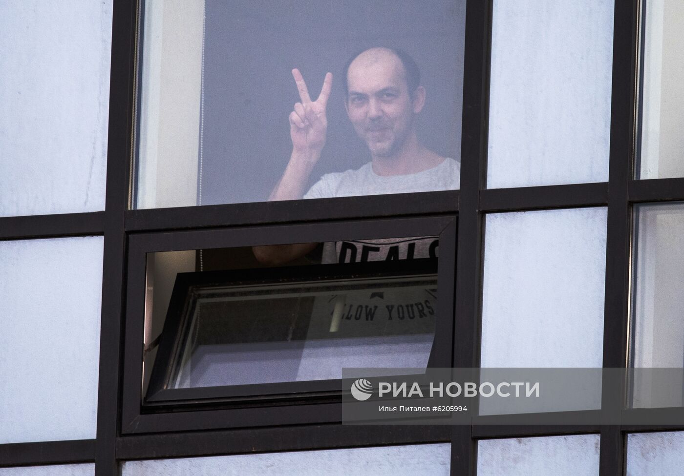 Больница в Коммунарке продолжает принимать пациентов с подозрением на коронавирус 