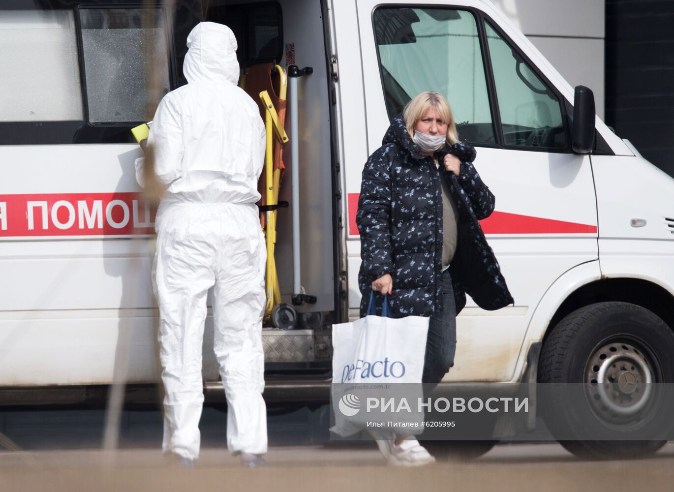 Больница в Коммунарке продолжает принимать пациентов с подозрением на коронавирус 