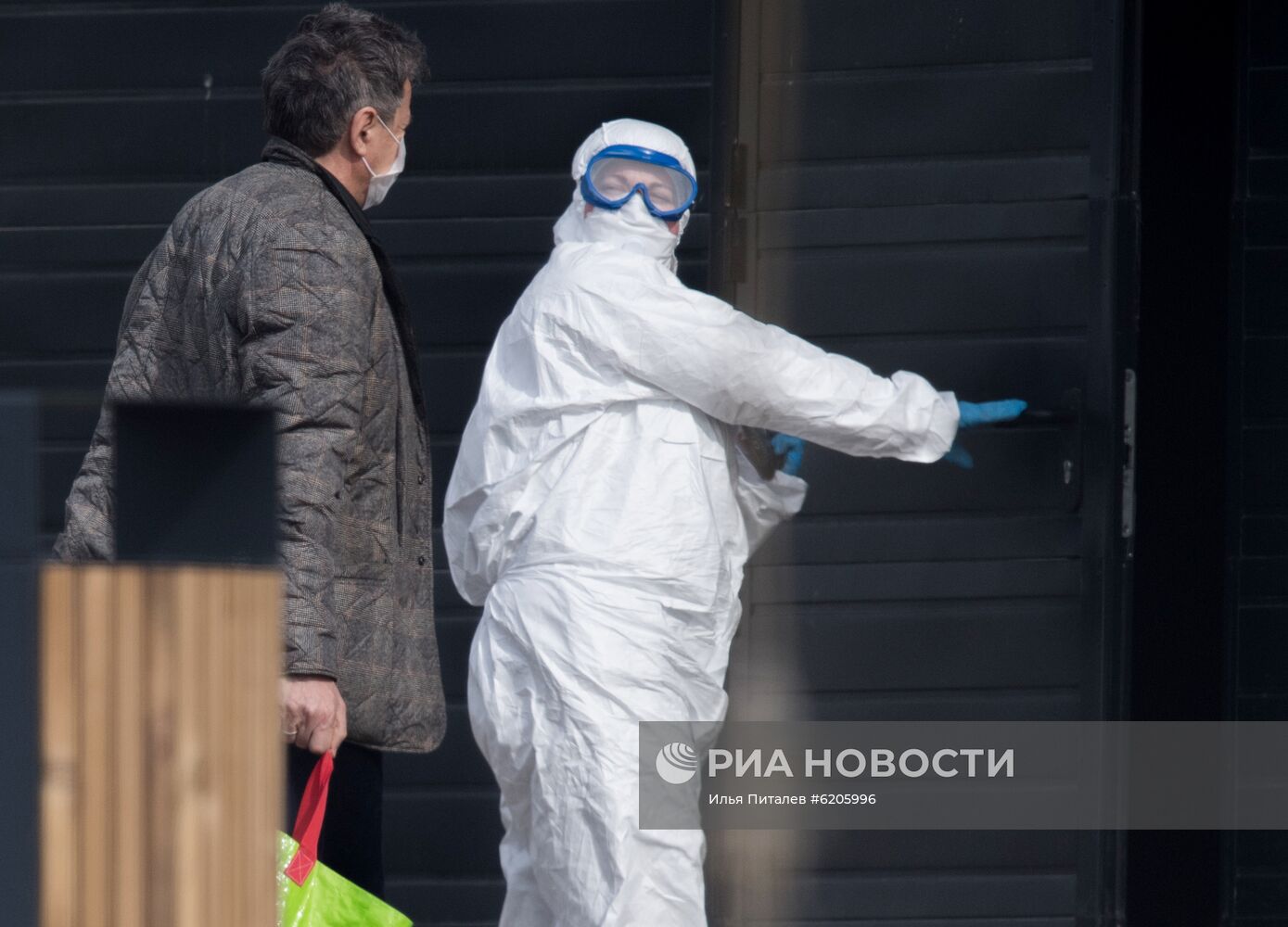 Больница в Коммунарке продолжает принимать пациентов с подозрением на коронавирус
