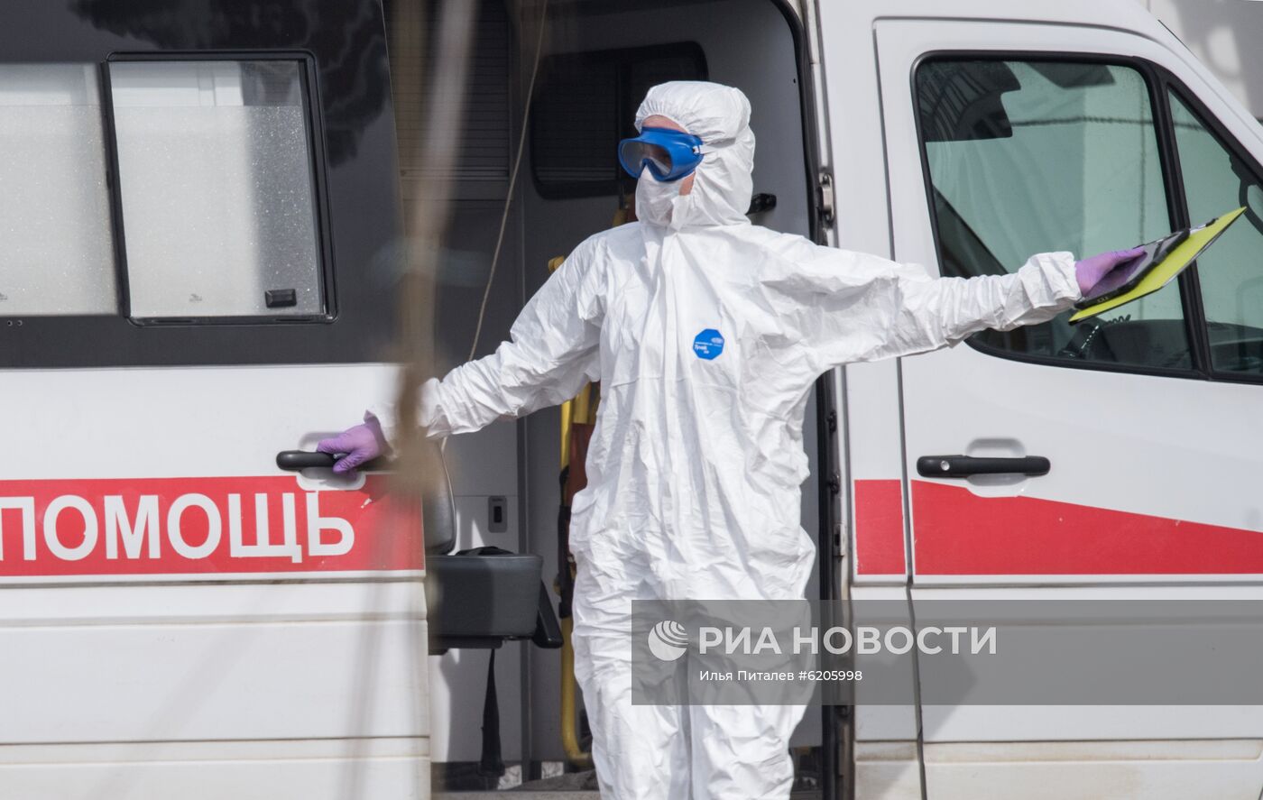 Больница в Коммунарке продолжает принимать пациентов с подозрением на коронавирус 