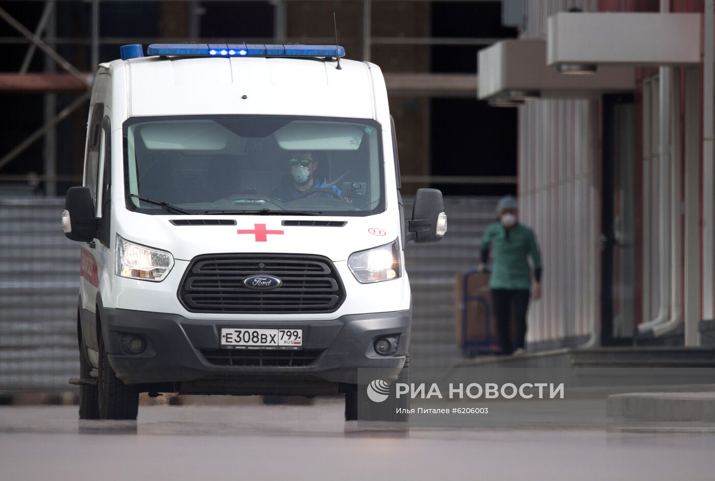 Больница в Коммунарке продолжает принимать пациентов с подозрением на коронавирус