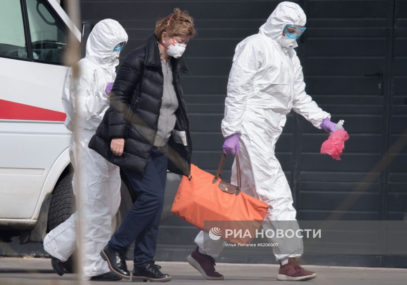 Больница в Коммунарке продолжает принимать пациентов с подозрением на коронавирус