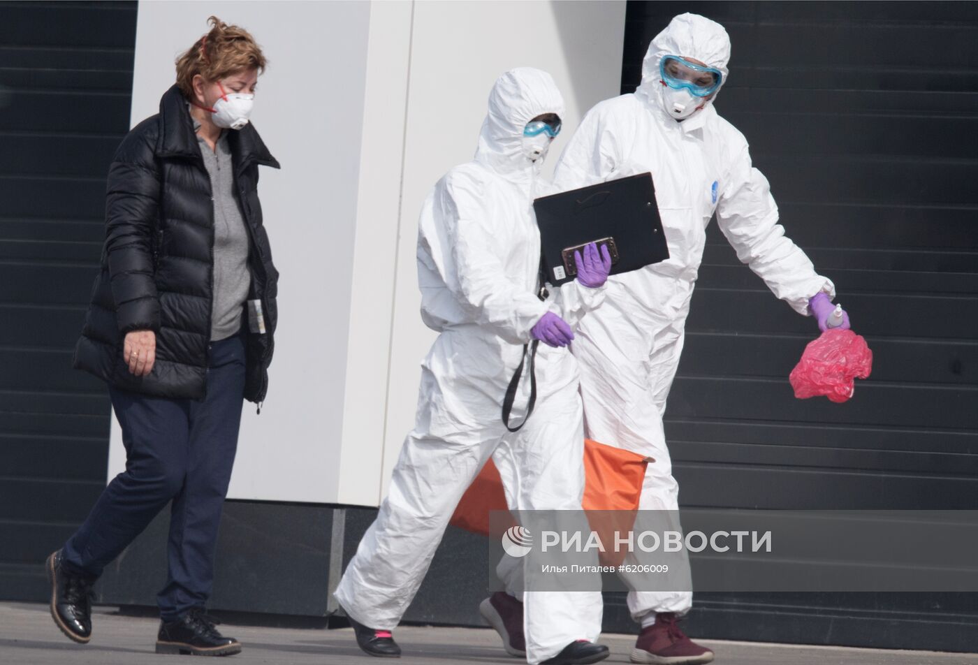 Больница в Коммунарке продолжает принимать пациентов с подозрением на коронавирус