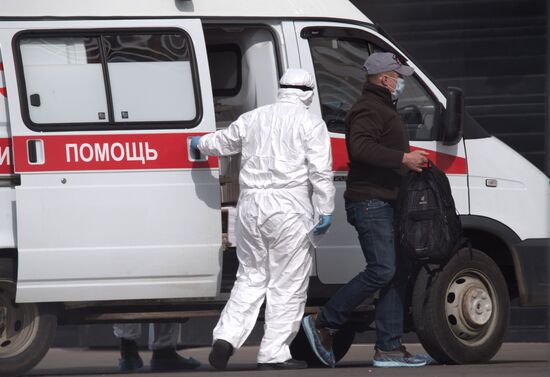 Больница в Коммунарке продолжает принимать пациентов с подозрением на коронавирус 