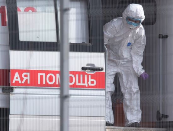 Больница в Коммунарке продолжает принимать пациентов с подозрением на коронавирус 