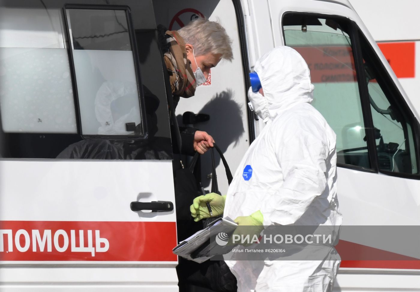 Больница в Коммунарке продолжает принимать пациентов с подозрением на коронавирус